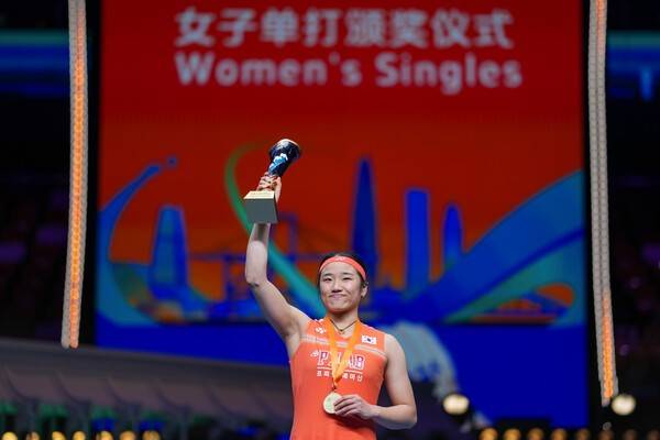 세계 1위 안세영(삼성생명)이 아시아선수권 정상에 오르며 배드민턴 주요 4대 대회를 모두 석권했다. 한국 단식 사상 최초이자 역대 최연소 '커리어 그랜드슬램'이다.(12일(현지 시간) 중국 닝보 올림픽 스포츠 센터에서 열린 2026 아시아배드민턴선수권대회 여자 단식 결승에서 중국의 왕즈이를 꺾고 우승을 차지한 안세영이 트로피를 들어보이고 있다.). /사진=뉴시스