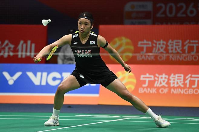 South Korea's An Se-young hits a return to South Korea?s Sim Yu-jin during their women's singles semifinal match at the Badminton Asia Championship in Ningbo, eastern China's Zhejiang province on April 11, 2026. (Photo by CN-STR / AFP) / China OUT
<저작권자(c) 연합뉴스, 무단 전재-재배포, AI 학습 및 활용 금지>