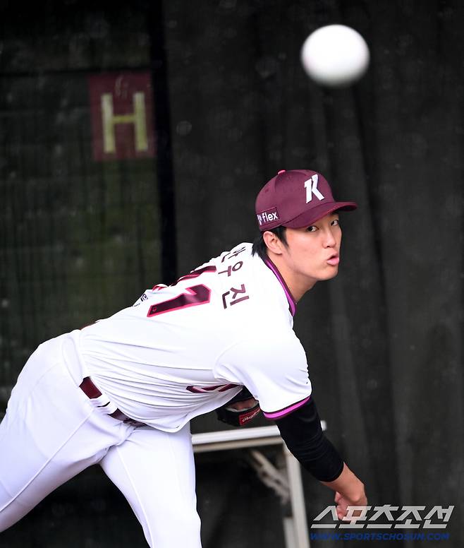 9일 고양히어로즈파크에서 열릴 예정이던 고양과 한화의 퓨쳐스리그 경기가 우천으로 취소됐다. 이날 경기 선발 등판 예정이던 안우진이 불펜피칭을 소화했다. 불펜에서 힘차게 공을 던지는 안우진의 모습. 고양=허상욱 기자wook@sportschosun.com/2026.04.09/