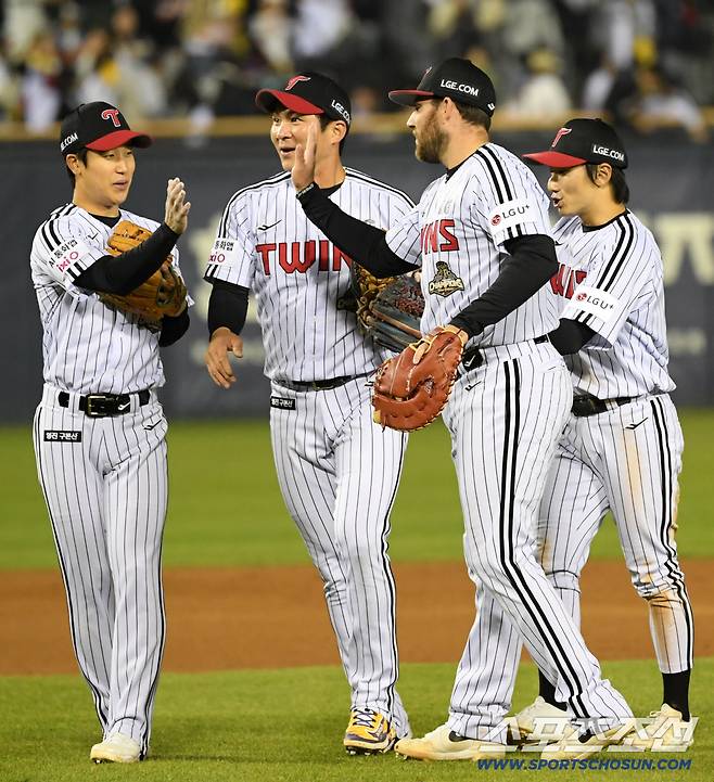 11일 잠실구장에서 열린 LG와 SSG의 경기. 승리한 LG 선수들이 기뻐하고 있다. 잠실=박재만 기자 pjm@sportschosun.com/2026.04.11/