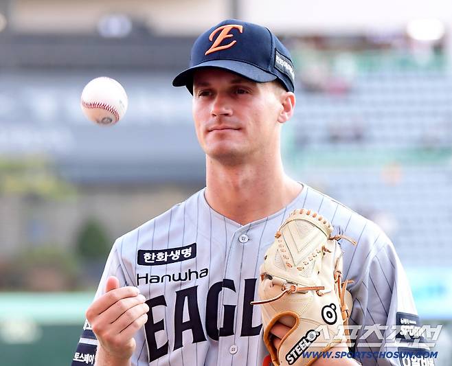 7일 인천 SSG랜더스필드에서 열리는 SSG와 한화의 경기. 포토타임 포즈를 취하고 있는 한화 새로운 외국인투수 쿠싱. 인천=송정헌 기자songs@sportschosun.com/2026.04.07/