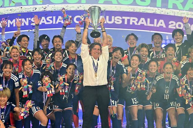 Japan's coach Nils Nielsen and players celebrate with the trophy after winning the final of the AFC Women?s Asian Cup Australia 2026 football tournament between Australia and Japan at Stadium Australia in Sydney on March 21, 2026. (Photo by Saeed Khan / AFP) / --IMAGE RESTRICTED TO EDITORIAL USE - STRICTLY NO COMMERCIAL USE--
<저작권자(c) 연합뉴스, 무단 전재-재배포, AI 학습 및 활용 금지>