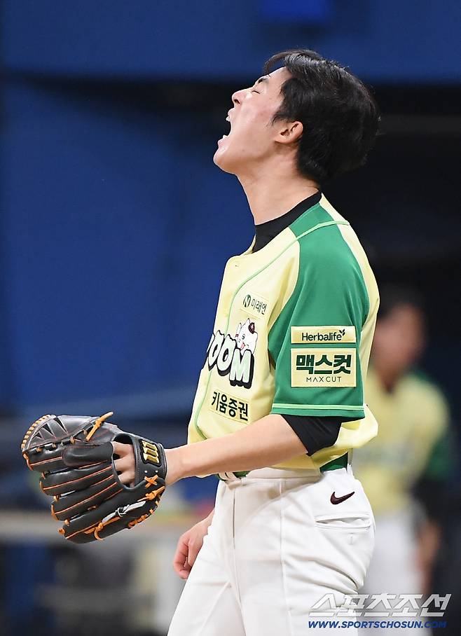 12일 서울 고척스카이돔에서 열린 롯데-키움전. 2회부터 마운드에 오른 배동현이 7회까지 무실점으로 호투했다. 7회초 2사 손호영을 삼진으로 돌려세운 배동현이 환호하고 있다. 고척=정재근 기자 cjg@sportschosun.com/2026.4.12/