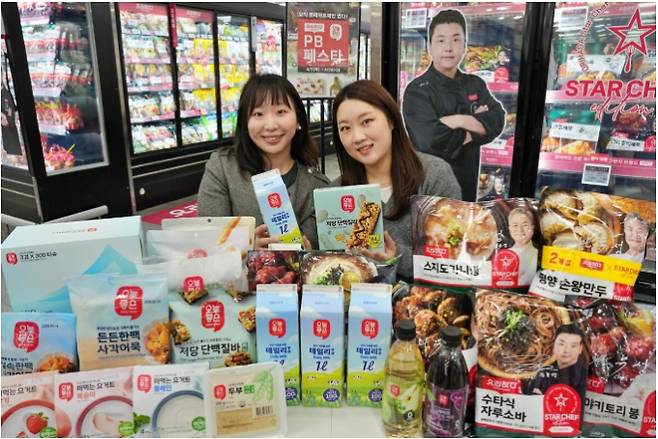 대형마트 휴무일? 이마트·롯데마트·홈플러스·코스트코 ‘어! 문 닫았어’=이마트·롯데마트·홈플러스·코스트코 등 대형마트가 이번 주는 각사별 특색있는 할인행사에 돌입한다. 이마트는 ‘제철 먹거리’를, 롯데마트는‘PB 페스타’ 행사를, 홈플러스는 ‘AI 물가안정 프로젝트’행사를 진행한다 ©사진=롯데마트: 대형마트 휴무일? 이마트·롯데마트·홈플러스‧코스트코 등 마트 휴무일, 쉬는날