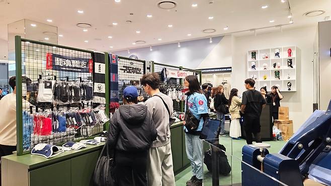 지난 11일 서울 잠실 롯데월드몰 3층에 문을 연 롯데자이언츠 공식 굿즈샵 '롯데자이언츠x윌비플레이' 매장 모습./롯데백화점