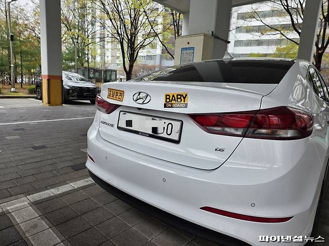 지난 10일 오후 서울 양천구 서울남부지방법원 주차장에 차량 번호가 0으로 끝나는 승용차가 주차돼 있다. 사진=박성현 기자