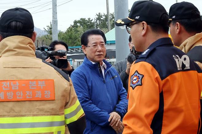 더불어민주당 김영록 전남광주통합시장 예비후보가 12일 전남 완도군 군외면 한 수산물 가공업체 화재 현장을 찾아 둘러보고 있다. 이날 오전 8시 25분께 공장 냉동창고에서 난 불로 내부에 진입하던 소방관 2명이 숨졌다. 연합뉴스