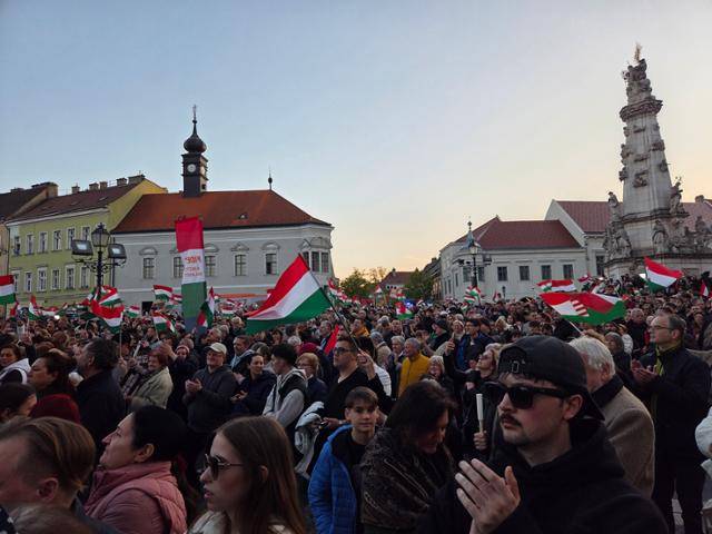 헝가리 총선을 하루 앞둔 11일 저녁 부다페스트 성삼위일체 광장에서 오르반 빅토르 총리 지지자들이 헝가리 국기를 흔들고 있다. 부다페스트=정승임 특파원