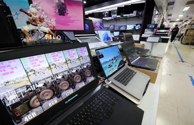 6일 서울 용산구 선인상가 컴퓨터 매장에 노트북이 진열돼 있다. 뉴시스