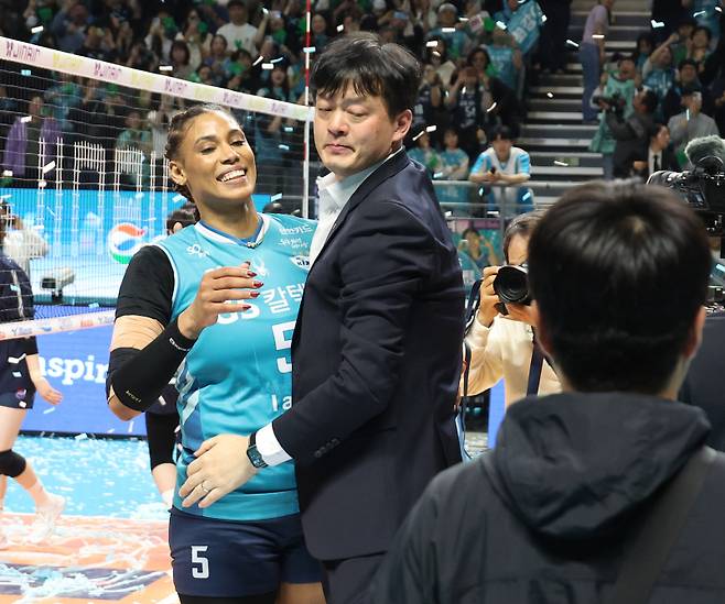 2025~26 V리그 여자부 GS칼텍스와 한국도로공사의 챔피언결정전 3차전 경기가 5일 서울 장충체육관에서 열려 세트스코어 3대 1로 GS칼텍스가 승리, 우승을 차지했다. 4세트 우승을 결정지은 GS칼텍스 이영택 감독이 실바와 포옹하다 울컥하고 있다. 장충=김민규 기자 mgkim1@edaily.co.kr /2026.04.05/