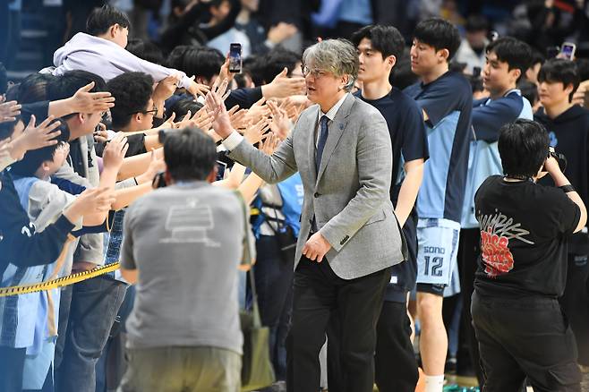 손창환 소노 감독이 5일 고양소노아레나에서 열린 정관장과의 2025~26 LG전자 프로농구 정규리그 홈경기서 승리한 뒤 팬들과 하이파이브를 나누고 있다. 사진=KBL