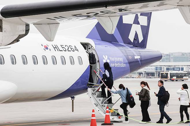 ATR 72-600은 출입문이 기체 뒤쪽에 있고