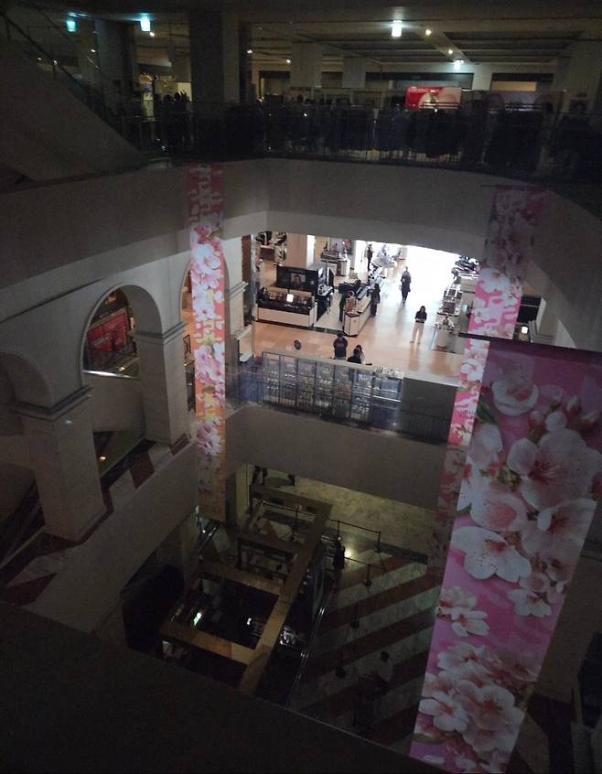 11일 오후 12시께 정전으로 건물 전체가 깜깜해진 경기 용인 신세계 사우스시티. 사진출처: X 'jjugili00' 계정