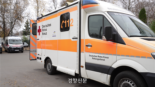 한국 비정부기구(NGO)가 제공한 버스가 구급차로 쓰이고 있다. 겉면에는 태극기가 붙어있다.