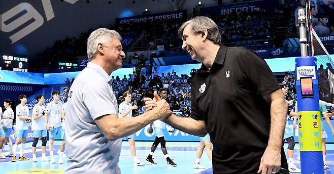 헤난 달 조토 대한항공 감독(왼쪽)과 필립 블랑 현대캐피탈 감독. KOVO 제공