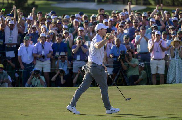 18번홀에서 버디 퍼트를 성공시킨 뒤 갤러리 환호에 손을 들어 답하고 있는 로리 매킬로이. ANGC