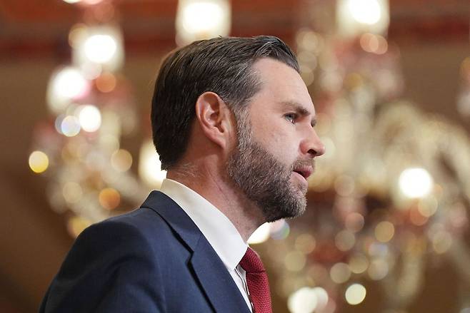 J D 밴스 미국 부통령이 12일(현지시간) 파키스탄 수도 이슬라마바드에서 기자회견을 하고 있다. 연합뉴스