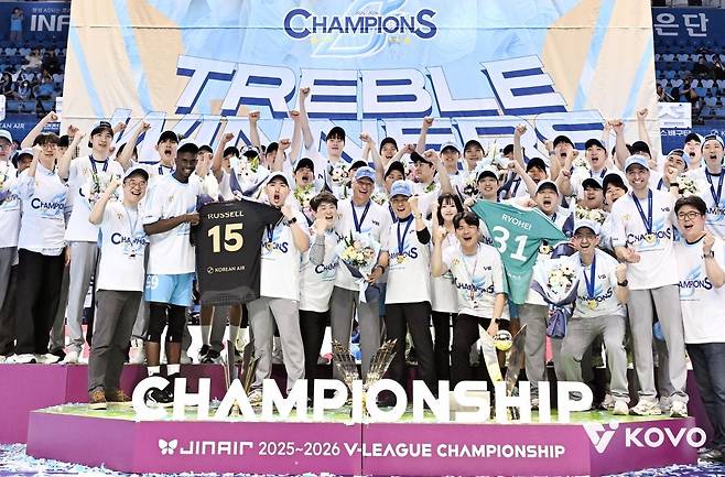 대한항공 선수단과 구단 임직원들이 10일 인천 계양체육관에서 열린 2025-2026 V리그 남자부 챔피언결정전 5차전 승리로 트레블을 달성한 뒤 시상식에서 환호하고 있다. 한국배구연맹(KOVO) 제공