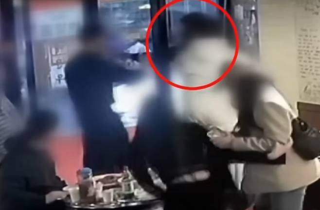 고(故) 김창민 영화감독을 폭행해 숨지게 한 20대 남성들의 구속영장이 기각된 가운데 당시의 집단폭행 현장이 담긴 영상이 공개됐다. 당시 김 감독은 아들과 함께 식당을 방문한 상태였다./사진=JTBC.