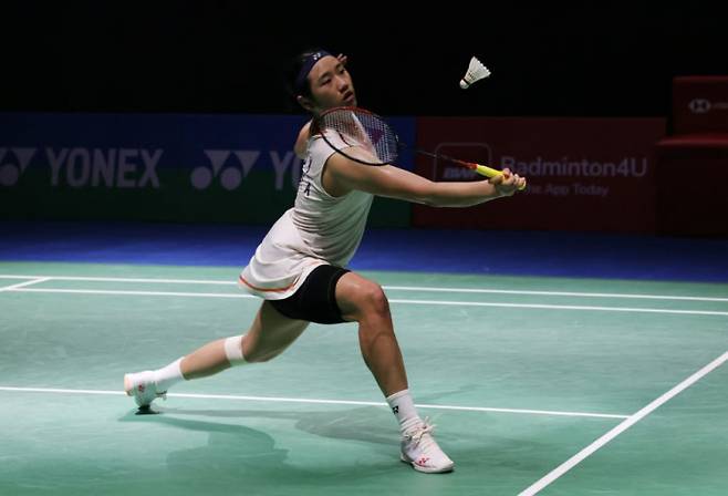 안세영은 12일(한국시간) 중국 닝보에서 열린 2026 아시아배드민턴선수권대회 여자 단식 결승전에서 '숙적' 왕즈이(26, 중국)를 게임스코어 2-1(21-12, 17-21, 21-18)로 꺾었다./로이터=뉴스1