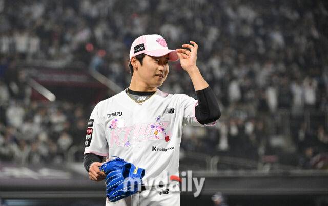 2026년 4월 11일 오후 경기도 수원KT위즈파크에서 열린 '2026 신한 SOL KBO리그' 두산 베어스와 KT 위즈의 경기. KT 박영현이 8회초 무사 1.2루서 구원등판해 무실점으로 막은 뒤 기뻐하고 있다./마이데일리