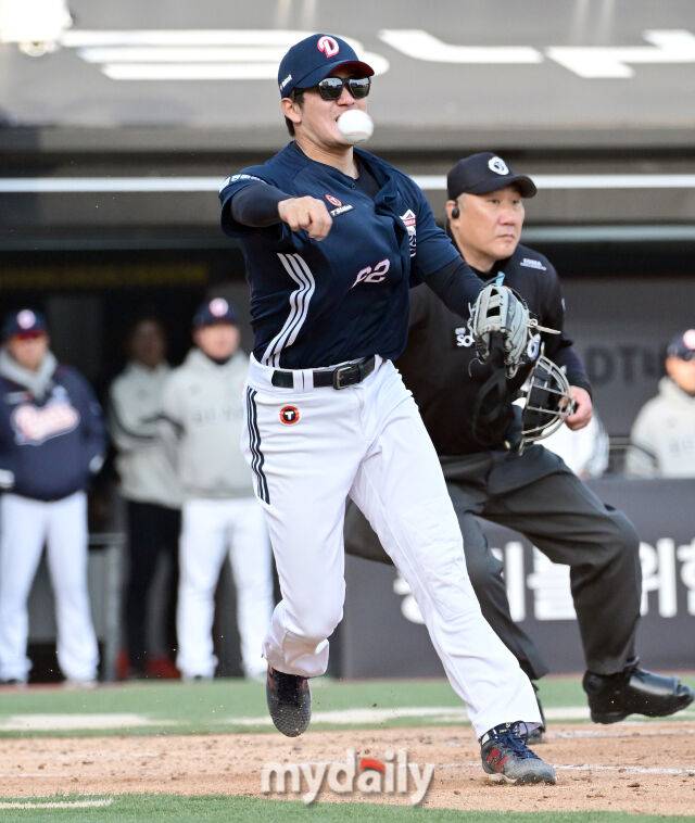 2026년 4월 11일 오후 경기도 수원KT위즈파크에서 열린 '2026 신한 SOL KBO리그' 두산 베어스와 KT 위즈의 경기. 두산 3루수 안재석이 3회말 무사 1루서 KT 이강민의 희생 번트 때 송구 실책을 하고 있다./마이데일리