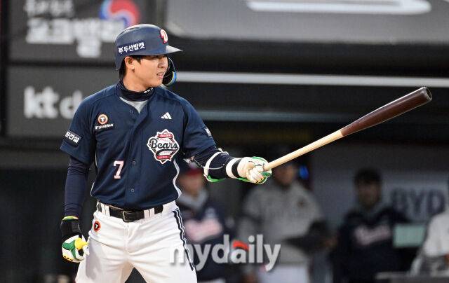 2026년 4월 11일 오후 경기도 수원KT위즈파크에서 열린 '2026 신한 SOL KBO리그' 두산 베어스와 KT 위즈의 경기. 두산 박찬호가 7회초 2사 2루서 대타로 나서고 있다./마이데일리