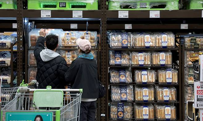 중동발 고유가·고환율 영향으로 물가가 오르자 소비자들이 초저가 상품을 찾으며 트레이더스·코스트코 등 창고형 할인점에 몰리고 있다. 10일 서울 노원구 트레이더스 월계점에서 고객들이 생필품을 구매하고 있다. 뉴스1