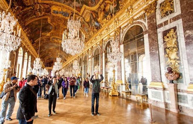프랑스 베르사유 궁전 내 ‘거울의 방’. 지난 2023년 9월 찰스 3세 영국 국왕 부부가 프랑스를 방문했을 때 이곳에서 호화로운 국빈 만찬이 열렸다. 베르사유궁 홈페이지