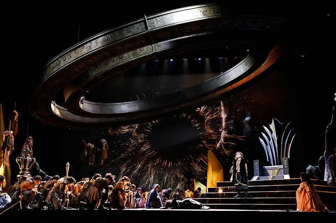 인간의 힘을 넘어선 거대한 질서 속에서 움직이는 ‘운명의 수레바퀴’가 인상적인 서울시오페라단의 ‘나부코’. 권좌 앞에선 나부코를 유대 민족이 경배하고 있다. 세종문화회관 제공