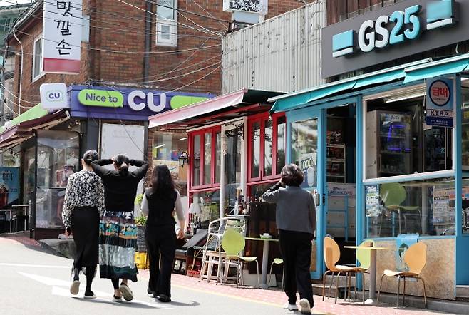 서울 시내에 편의점이 나란히 들어서 있다. 뉴스1