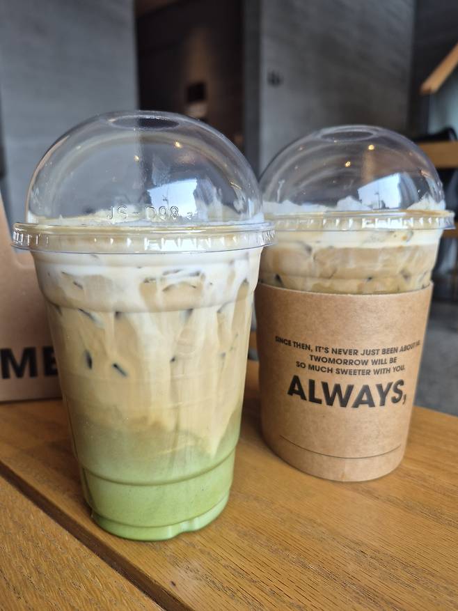생크림과 말차, 에스프레소가 들어간 투썸의 신제품 ‘생크림 말차카페라떼’. 사진은 라지 제품이다.