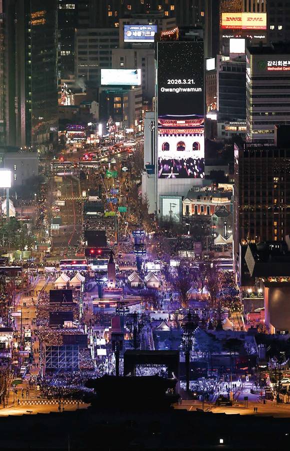 그룹 방탄소년단이 광화문광장에서 정규 5집 '아리랑' 발매를 기념해 무료공연을 열고 있다. ⓒ연합뉴스