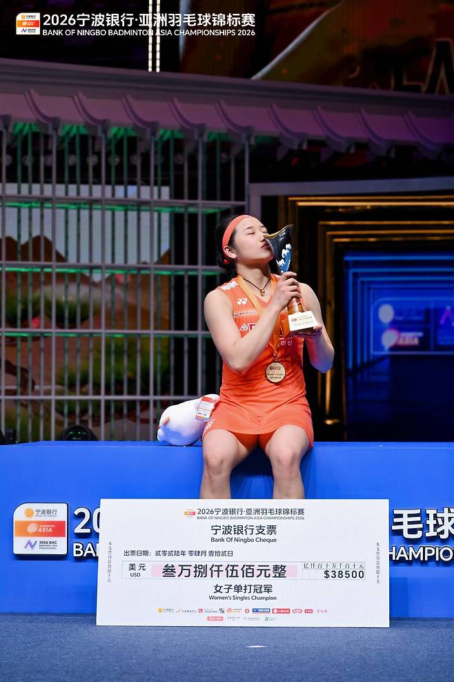 안세영이 12일 중국 닝보의 올림픽스포츠센터에서 열린 아시아개인선수권 여자단식 결승서 왕즈이를 2-0으로 꺾고 우승컵을 들어올렸다. 사진제공│대한배드민턴협회
