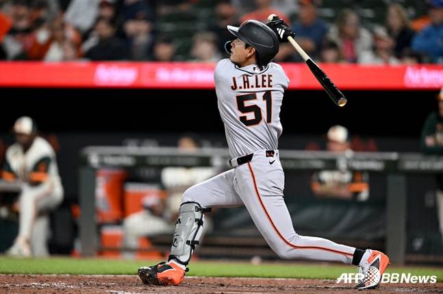 11일 볼티모어 오리올스전에서 7회초 홈런을 날리고 타구를 바라보고 있는 이정후. /AFPBBNews=뉴스1