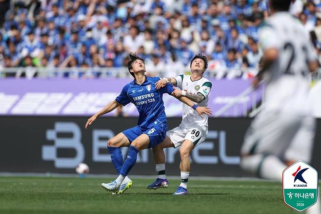 고종현(왼쪽)과 박동진이 12일 오후 2시 수원월드컵경기장에서 열린 하나은행 K리그2 2026 7라운드 경기 중 공중볼 경합하고 있다. /사진=한국프로축구연맹 제공
