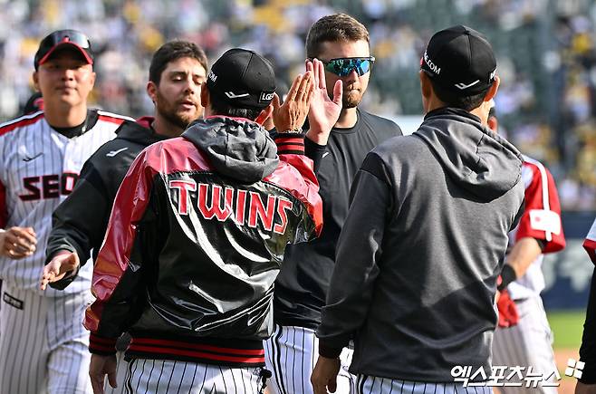 12일 오후 서울 송파구 잠실야구장에서 열린 '2026 신한 SOL Bank KBO리그' SSG 랜더스와 LG 트윈스의 경기, LG가 SSG에 9:1로 승리하며 7연승을 기록했다. 이날 경기에서 승리한 LG 선수들이 기뻐하고 있다. 잠실, 김한준 기자