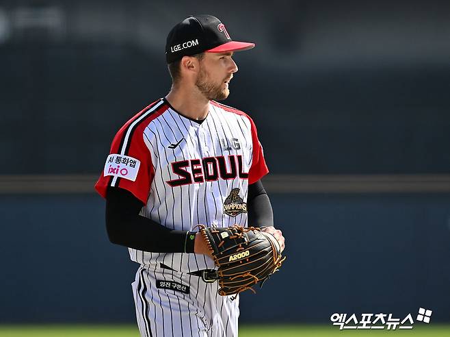 12일 오후 서울 송파구 잠실야구장에서 열린 '2026 신한 SOL Bank KBO리그' SSG 랜더스와 LG 트윈스의 경기, 4회초 수비를 마친 LG 톨허스트가 더그아웃으로 향하고 있다. 잠실, 김한준 기자