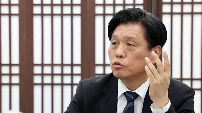 더불어민주당 조승래 사무총장 (서울=연합뉴스) 이동해 기자 = 더불어민주당 조승래 사무총장이 지난 10일 연합뉴스와 가진 인터뷰에서 6ㆍ3 지방선거 더불어민주당 전략을 설명하고 있다. 2026.4.12 eastsea@yna.co.kr