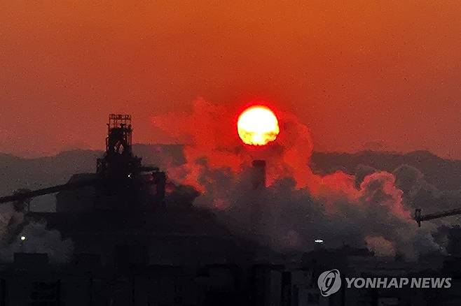 포항제철소 공장 위로 솟아오른 해 (포항=연합뉴스) 손대성 기자 = 새해를 앞둔 28일 경북 포항의 포스코 포항제철소 위로 해가 솟아오르고 있다. 2025.12.28 sds123@yna.co.kr