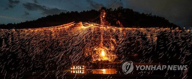 안동 하회마을 수놓는 불꽃 (안동=연합뉴스) 윤관식 기자 = 24일 오후 경북 안동 하회마을 만송정 일원에서 '하회 선유줄불놀이'가 열리고 있다. 2023.6.24 psik@yna.co.kr