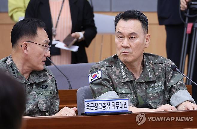 을지연습 준비보고회의 참석한 김명수 당시 합참의장 (서울=연합뉴스) 이정훈 기자 = 김명수 당시 합참의장(오른쪽)이 5일 서울 종로구 정부서울청사 별관에서 열린 을지연습 준비보고회의에서 고창준 육군참모총장 직무대리와 대화하고 있다. 2025.8.5 uwg806@yna.co.kr