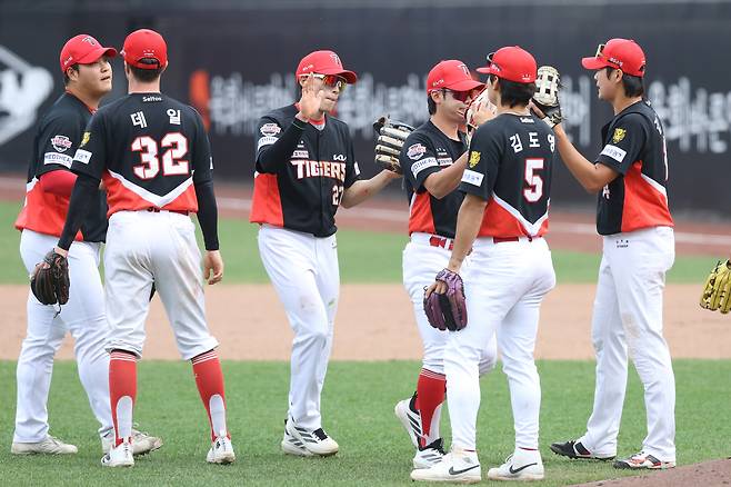 KIA 타이거즈 선수단이 지난 12일 대전 한화생명볼파크에서 열린 한화 이글스와의 원정 경기에서 승리한 뒤 하이파이브를 하고 있다. /사진=KIA타이거즈 제공