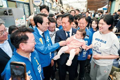 ◇12일 춘천 풍물시장을 찾은 정청래 더불어민주당 대표가 우상호 강원도지사 예비후보, 육동한·이재수 춘천시장 예비후보 등과 함께 장을 보러 나온 시민들과 인사를 나누고 있다. 박승선기자