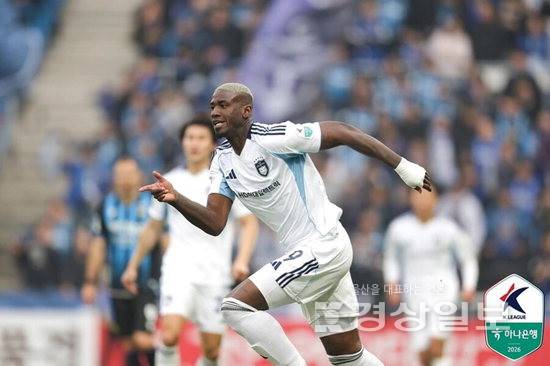 ▲ 울산HD가 후반 추가시간 말컹의 극장 헤딩골로 인천 유나이티드를 2대1로 꺾었다. 한국프로축구연맹 제공