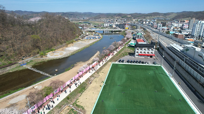 ▲ 12일 의성군 구봉공원 일원에서 열린 제32회 의성군민건강걷기대회 참가자들이 남대천 벚꽃길 왕복 코스를 따라 걷고 있다. 의성군 제공