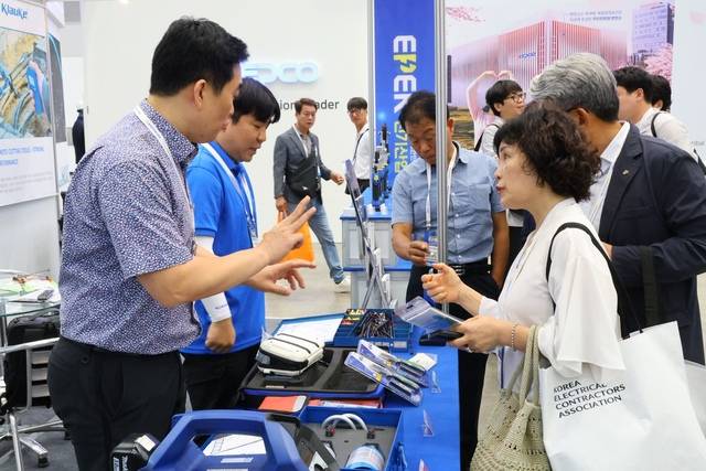 EPEK 2026이 오는 6월24일부터 사흘간 엑스코에서 열리는 가운데 지난해 전시회 현장을 찾은 참관객들이 전력·에너지 관련 전시 부스를 둘러보고 있다. 엑스코 제공