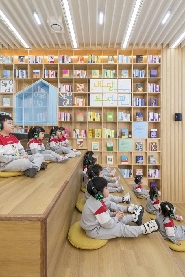 대구 서구 내당도서관에서 지역 원생들이 헤드셋을 활용한 프로그램인 'Silent connect'에 참여하고 있다. 구청 제공