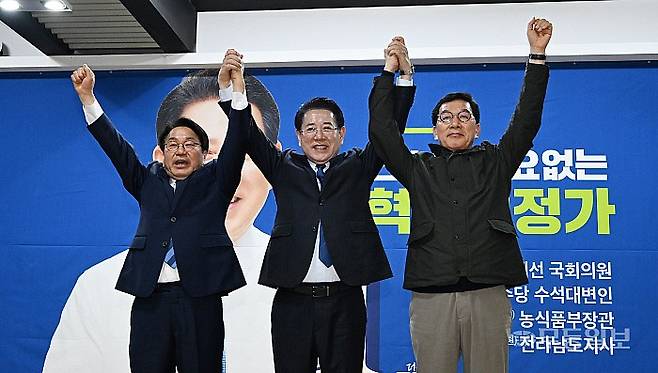 김영록 더불어민주당 전남광주통합특별시장 후보가 9일 광주 서구 광천동 선거캠프에서 강기정 시장, 신정훈 의원과 함께 손을 들어 인사하고 있다.
양광삼기자 ygs02@mdilbo.com