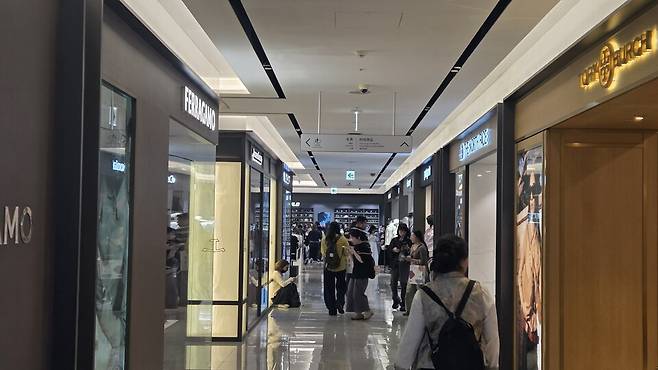 외국인 관광객들이 많은 신세계 면세점. / 사진 = 조건희 기자